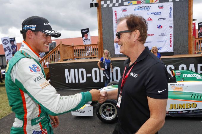 Vierde zege op rij brengt Rinus van Kalmthout aan de leiding in Pro Mazda