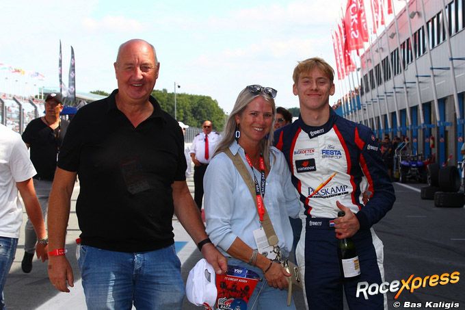 Gianni van de Craats met zijn ouders blij met podium