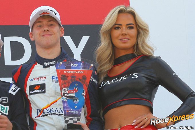 Gianni van de Craats in goed gezelschap op podium grid girl Jack's Racing Days