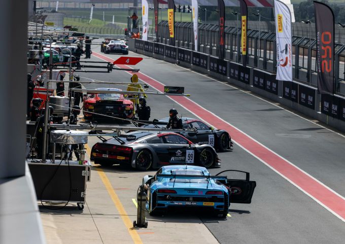 Intercontinental GT Challenge Kyalami 9 Hour 2023 Audi drukte pitstraat