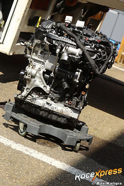 team Ferry Monster Motorsport doet super job met motorwissel