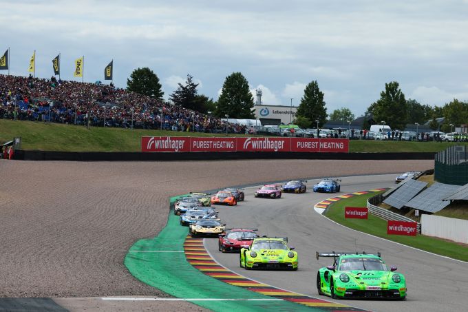DTM Sachsenring 2025 Foto 14 #90 Ayhancan Güven (TUR / Porsche 911 GT3 R / Manthey EMA) voert het veld aan en behaalde op zondag zijn tweede overwinning van het DTM-Sachsenring-weekend