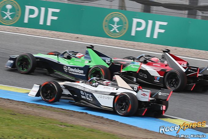 close racing in Formula E