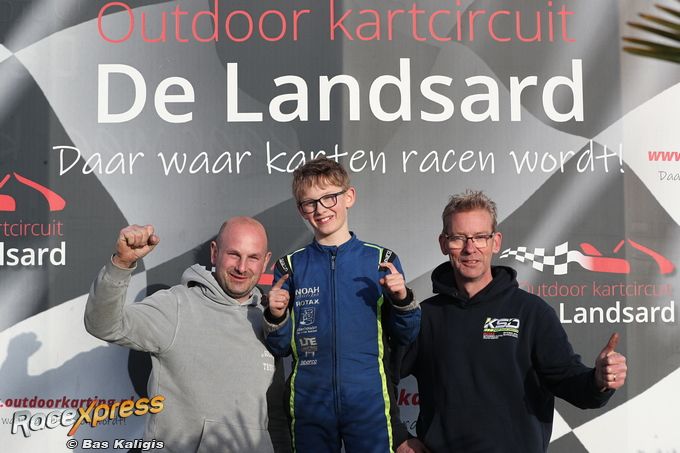 Noah Steehouder met vader Albert en Peter Pothof