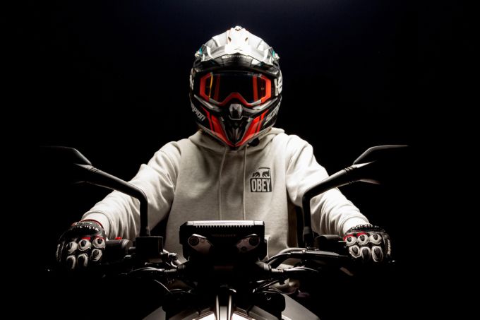 De rol van de motorhelm in snelheid, veiligheid en focus op de baan